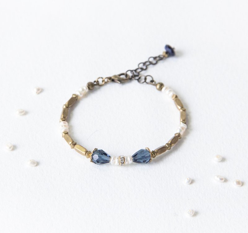 Retro nostalgia / Classical Blue Crown-Glass Beads Pearl Bronze Bracelet - สร้อยข้อมือ - โลหะ สีน้ำเงิน