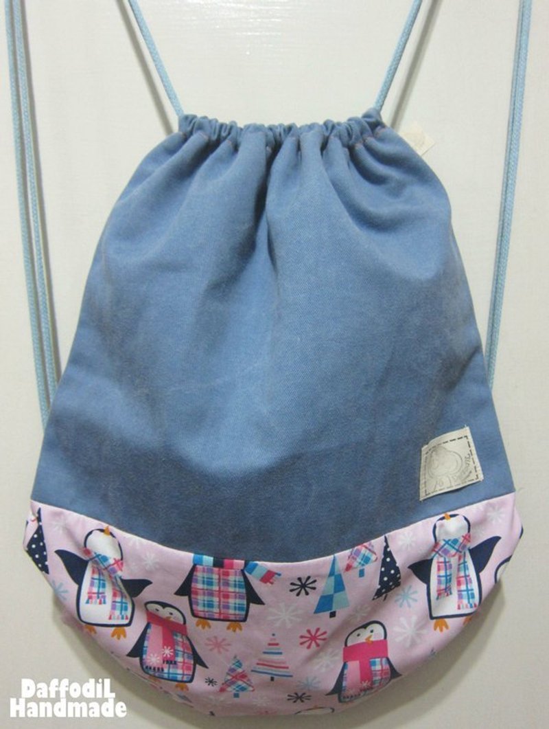 手作抽繩後背包-【雪花企鵝】(共2款) - Drawstring Bags - Other Materials Multicolor