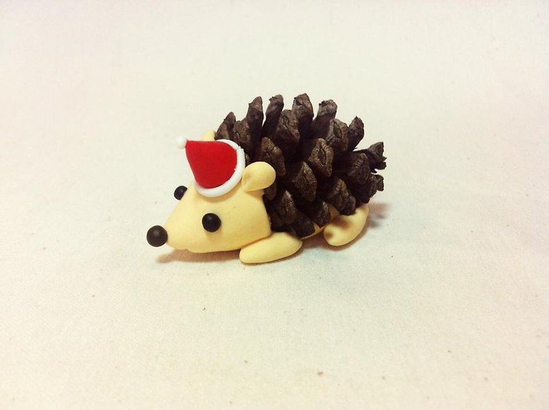 Hus x Forest | Christmas hats Hedgehog - ของวางตกแต่ง - ไม้ สีแดง