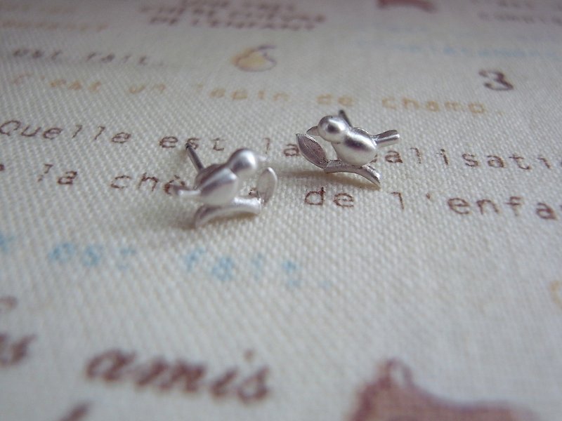 Bird And Leaf--Little Bird--Sterling Silver--Silver bird--Stud Earrings - Earrings & Clip-ons - Silver Gray