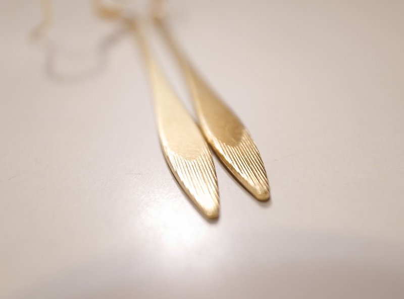 silence‧ silent swaying Bronze earrings - ต่างหู - โลหะ สีทอง