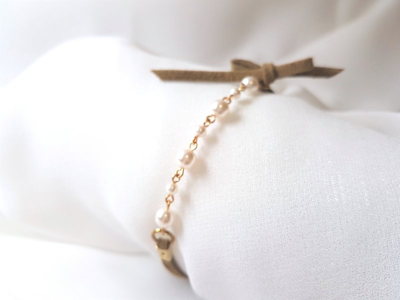隨興 綁帶 珍珠 麂皮繩 手環 (深卡其) - 手鍊/手環 - 珍珠 卡其色