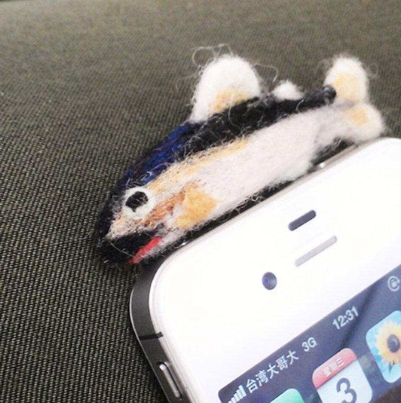 羊毛氈鹹魚乾-防塵塞（請事先告知手機防塵塞位置以及手機寬度） - 手機架/防塵塞 - 羊毛 藍色