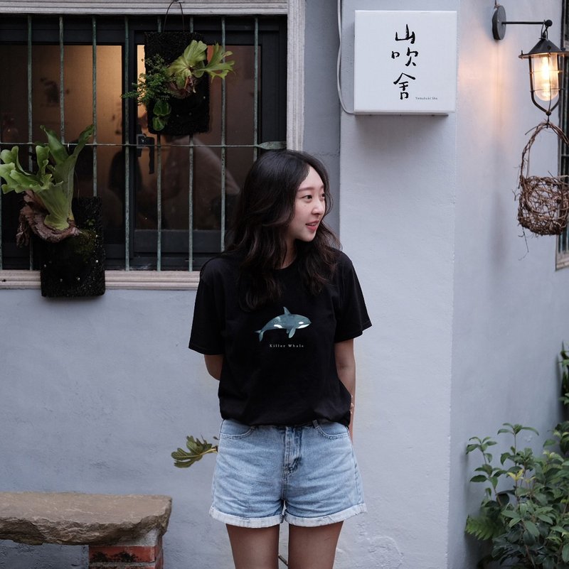 | 微光Ocean | 插畫T-shirt_調皮的虎鯨 - 帽T/大學T - 棉．麻 黑色