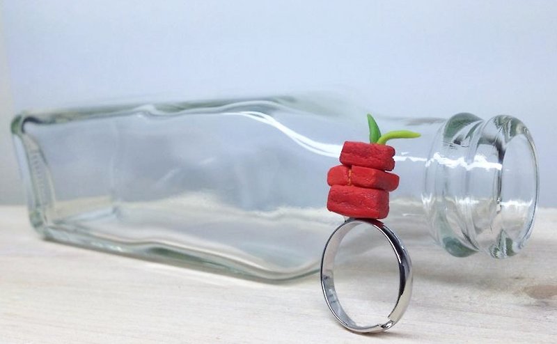 Caught between grass / modeling ring / brick / grass / Hand Limited - General Rings - Other Materials Red