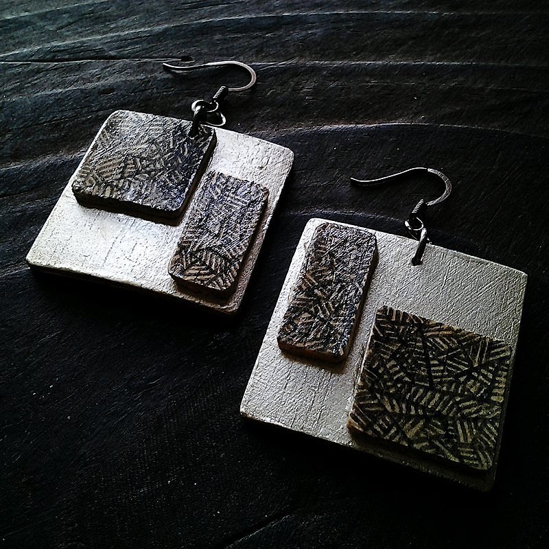 Muse wooden hand-painted Chinese style lunch recovered design size grilles lacquer silver earrings - ต่างหู - วัสดุอื่นๆ สีเทา