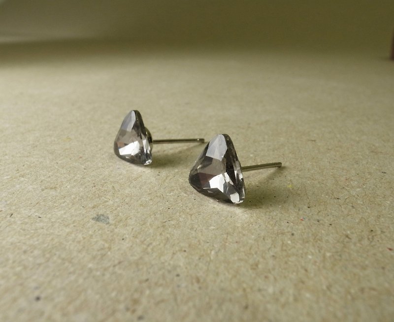 Chuan hand [pour the Light diamond surface triangle earrings ear acupuncture - ต่างหู - อะคริลิค สีเทา
