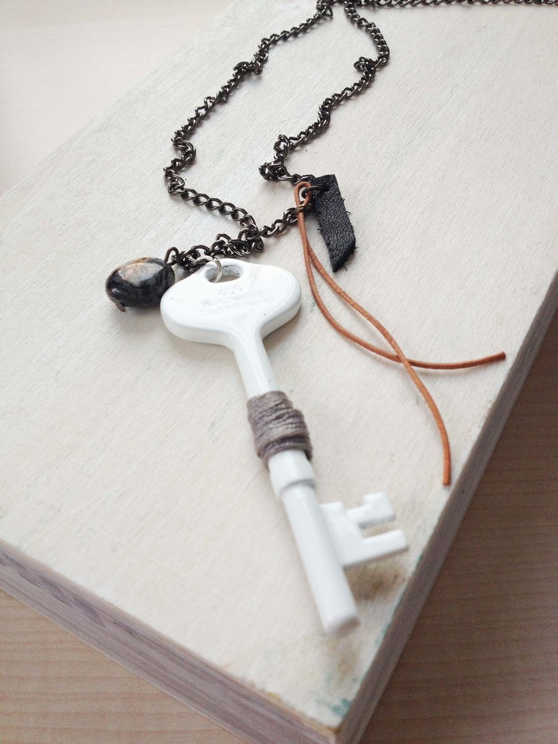 karbitrary﹉ vintage white keys Leather Charm Necklace - Necklaces - Genuine Leather White