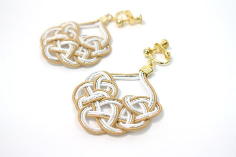 Water drainage knot Clip-On Beige x Silver x White Earrings can be changed - ต่างหู - โลหะ ขาว