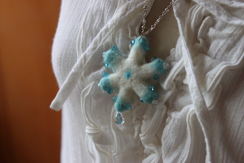 Snowflake necklace is the best choice for Christmas gift exchange - สร้อยคอ - ขนแกะ สีน้ำเงิน