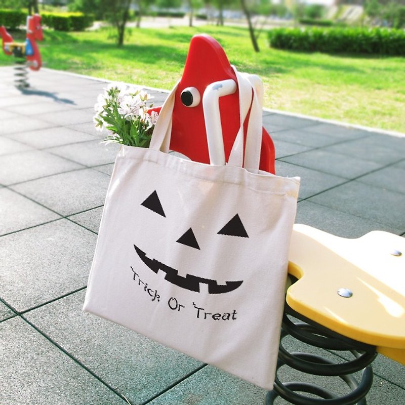 Halloween Trick or Treat Wenchuang style horizontal canvas bag - กระเป๋าแมสเซนเจอร์ - ผ้าฝ้าย/ผ้าลินิน สีกากี