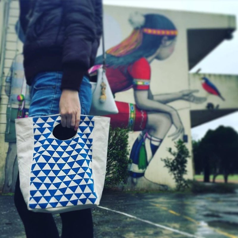 [Handbag / bag] fluf geometric triangle with organic cotton bags - กระเป๋าถือ - ผ้าฝ้าย/ผ้าลินิน สีน้ำเงิน