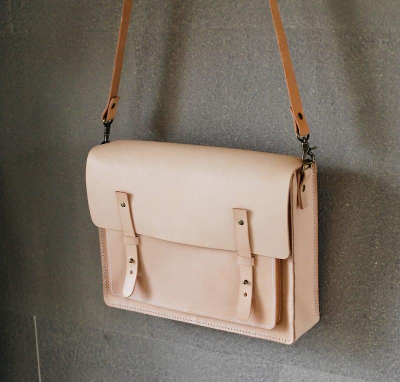 Nude veg-tanned genuine leather satchel messenger bag - กระเป๋าแมสเซนเจอร์ - หนังแท้ สีกากี