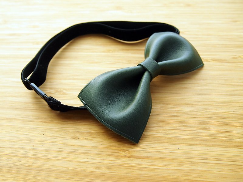 Handmade army green vegetable tanned leather bow tie - เนคไท/ที่หนีบเนคไท - หนังแท้ 