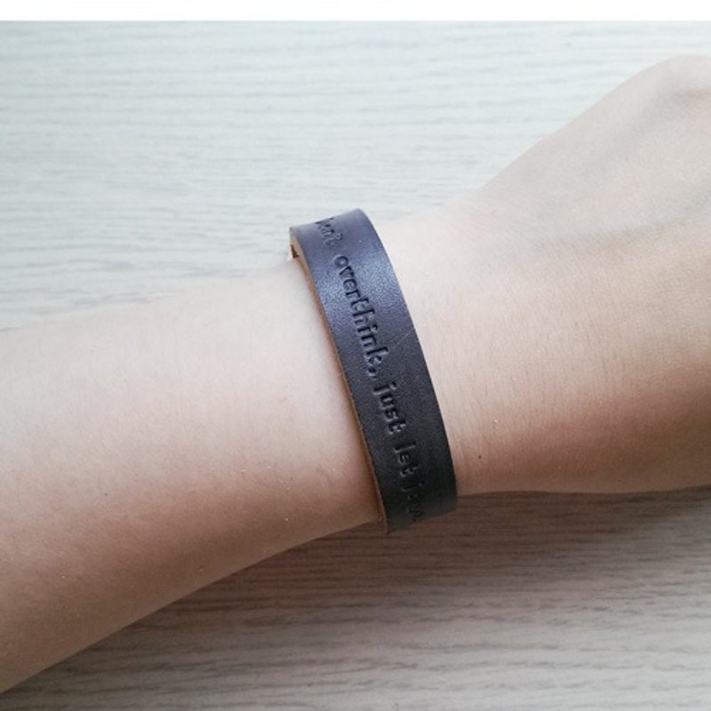 Motto Leather Bracelet│Gray Blue SAC02003 - สร้อยข้อมือ - หนังแท้ สีเทา