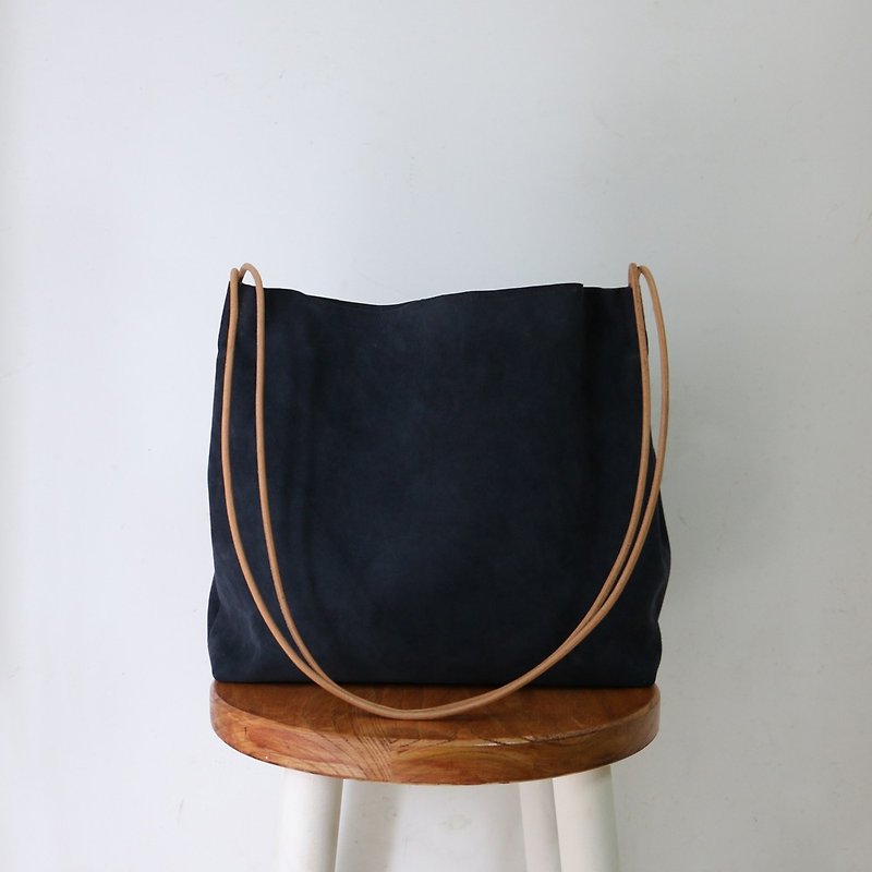 *Mingen Handiwork*Original handmade simple cowhide rope dark blue velvet shoulder bag, - กระเป๋าแมสเซนเจอร์ - วัสดุอื่นๆ สีน้ำเงิน