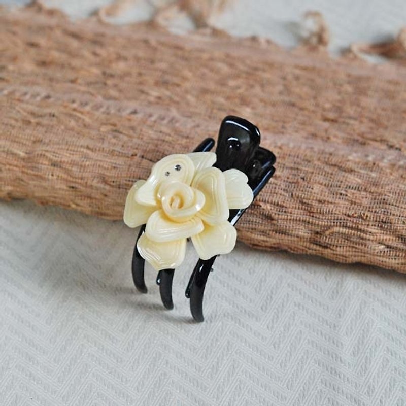 Magnificent dance, flower three-claw clamp, strange hand clamp, grasping clamp-tooth white - Hair Accessories - Acrylic White