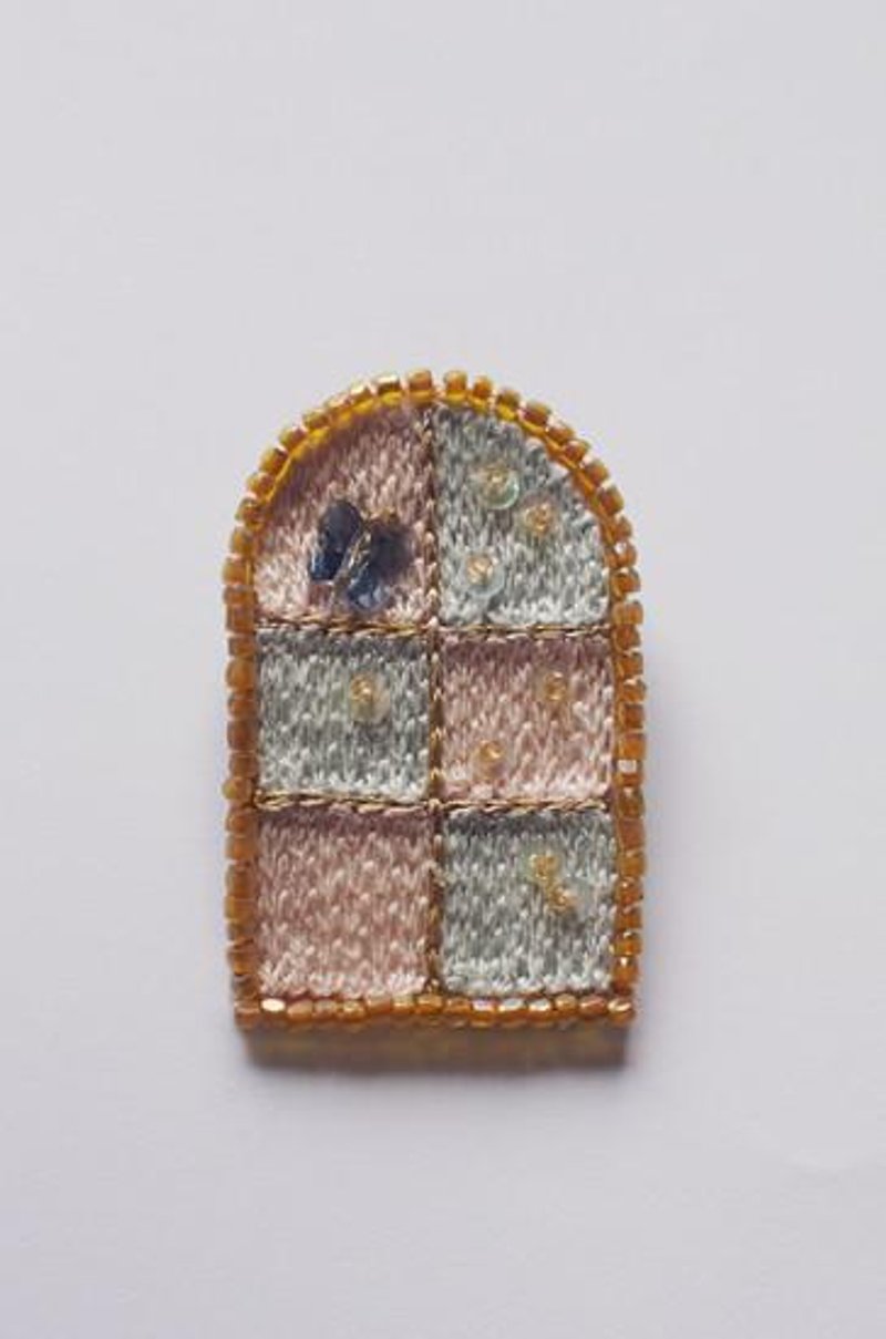 window brooch "butterfly" - 胸針/心口針 - 其他金屬 