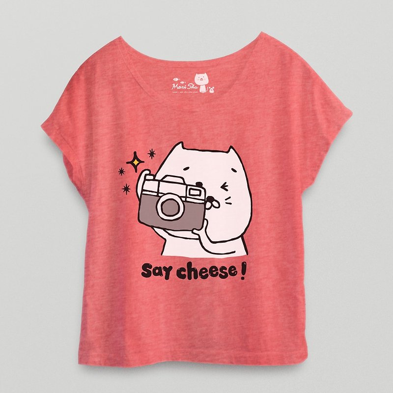 Baozi cat say cheese photographic T-shirt (twist red) - กางเกงขาสั้น - ผ้าฝ้าย/ผ้าลินิน สีแดง
