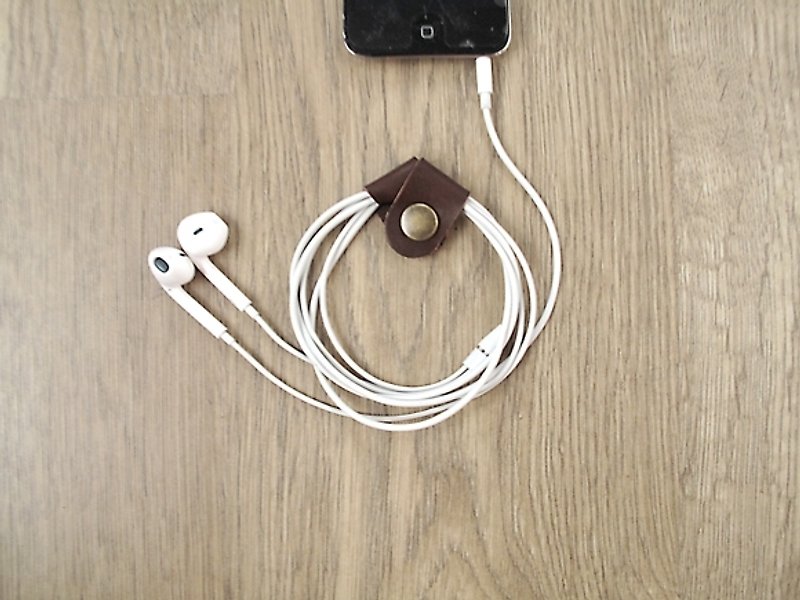 iPhone earphone cable storage xEarPhone full handmade leather buckle to take a sound, then enjoy the music. - ที่เก็บสายไฟ/สายหูฟัง - หนังแท้ สีนำ้ตาล