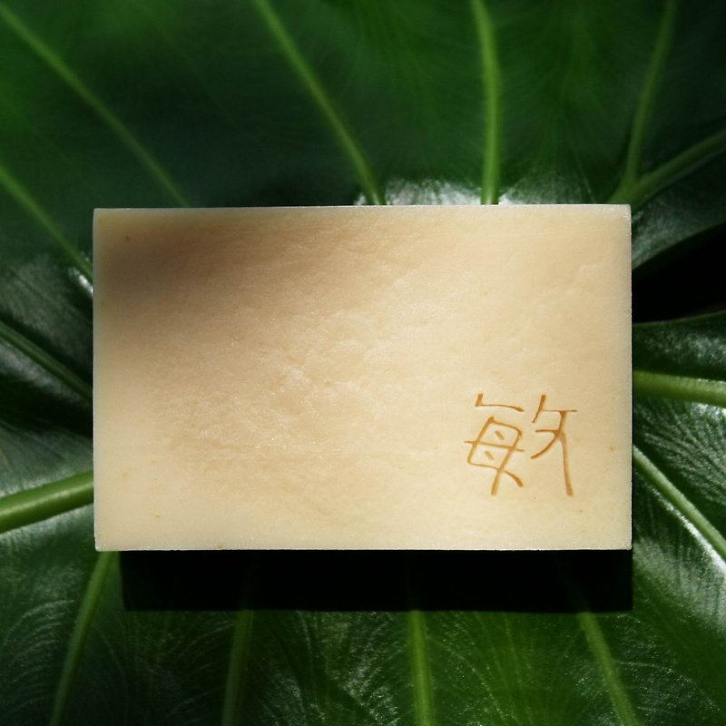【Monga Soap】Sensitive Soap-Sensitive Skin/Honey/Oatmeal/Face Wash/Moisturizing Handmade Soap - ผลิตภัณฑ์ทำความสะอาดหน้า - วัสดุอื่นๆ สีทอง