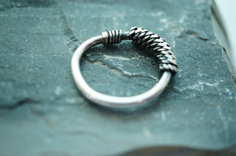 【janvierMade】Delicate Twister Sterling Silver Ring / Artisan Twister Ring / 925 Sterling Silver Handmade - แหวนทั่วไป - โลหะ ขาว