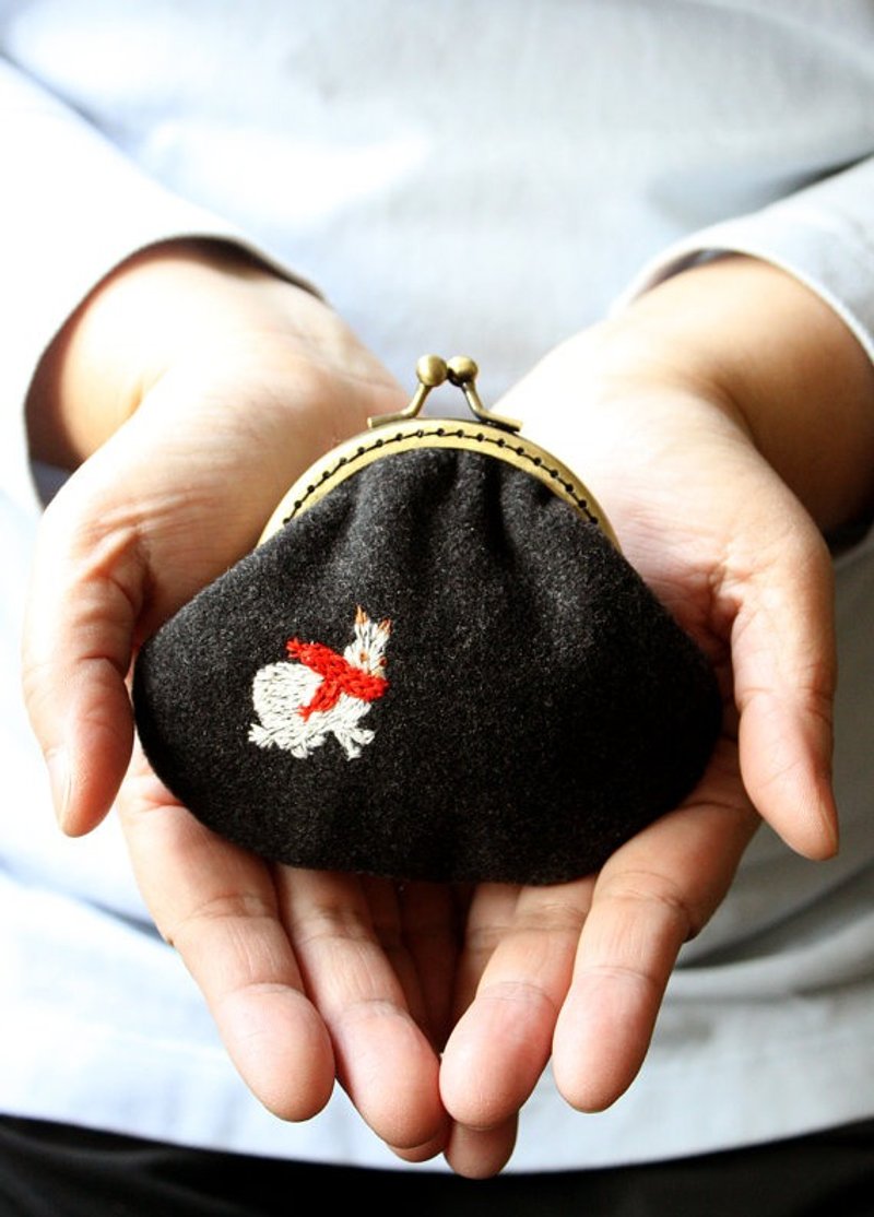 Handmade embroidery rabbit pattern coin purse - กระเป๋าใส่เหรียญ - งานปัก สีดำ