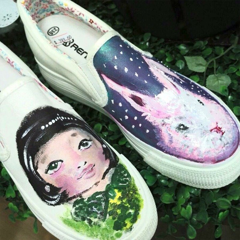 [Double Queen] Fairy tale hand-painted canvas shoes-custom-made (QS0001) / Hong Kong illustrations / canvas shoes / casual shoes / hand-painted crafts / gospel gifts - Women's Casual Shoes - Other Materials Multicolor