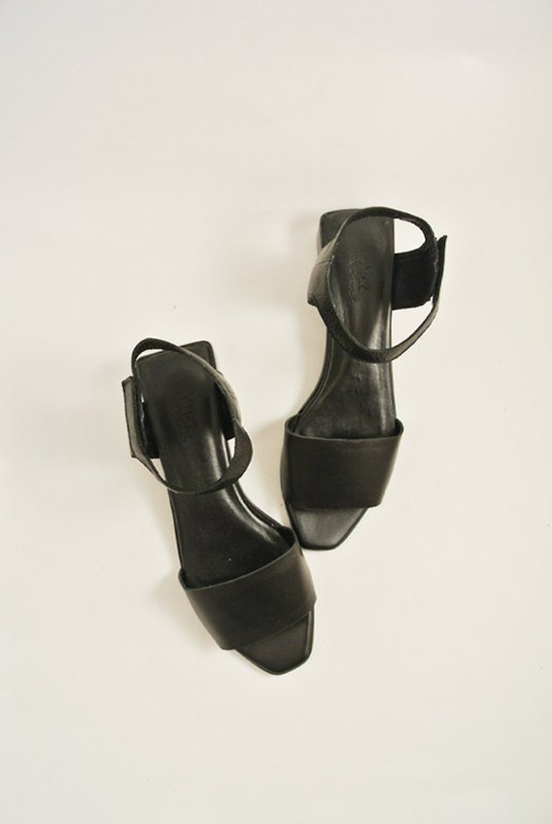 濃情巧克力。深黑色方頭中跟魔鬼氈涼鞋。 - Women's Casual Shoes - Genuine Leather Black