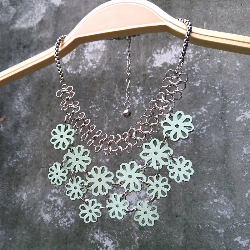 [Seasonal Sale] [Between City and Country] Small Flower Fence\Necklace. Pink green - Chokers - Other Metals Green