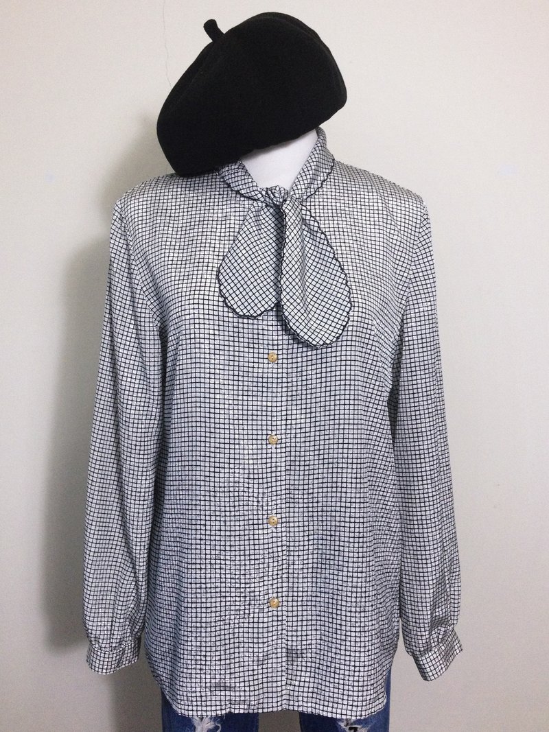 海外バックヴィンテージ【ヴィンテージシャツ/ヴィンテージシャツをテクスチャリング、黒と白の市松模様のネクタイの花] VINTAGEレトロ春ピンポン - シャツ・ブラウス - その他の素材 ホワイト