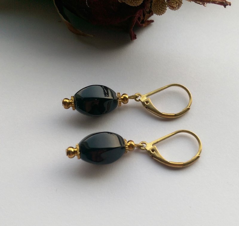 Black natural stone brass earrings - ต่างหู - เครื่องเพชรพลอย 