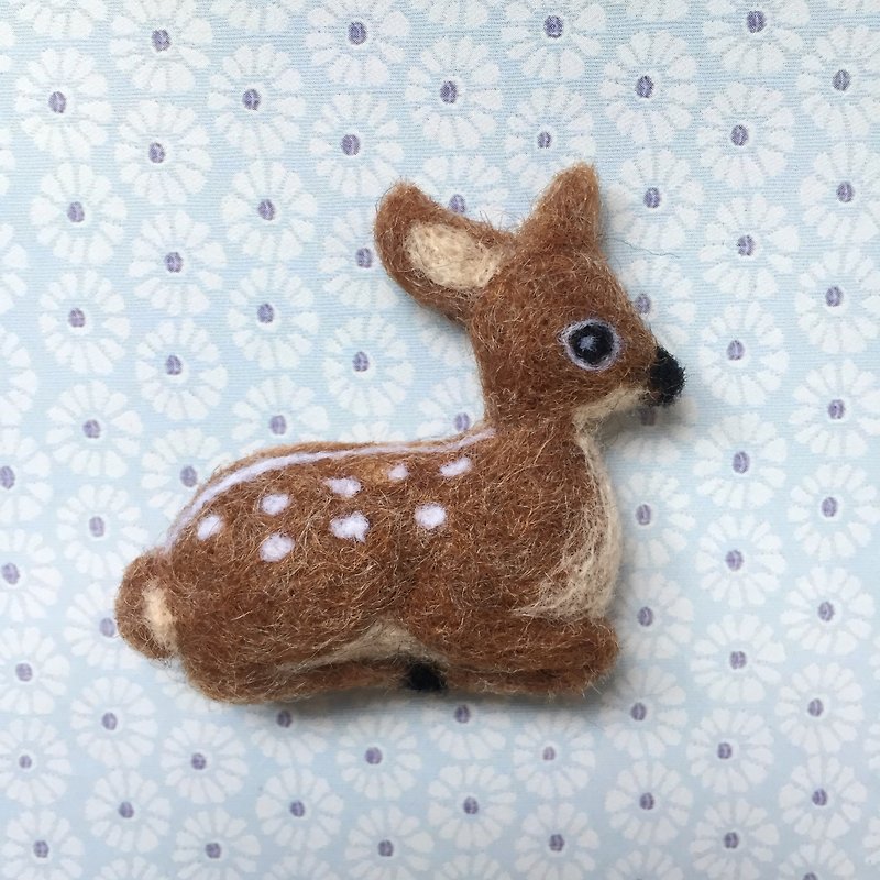 Little Sika Deer-Handmade Wool Felt Pin - เข็มกลัด - ขนแกะ สีนำ้ตาล