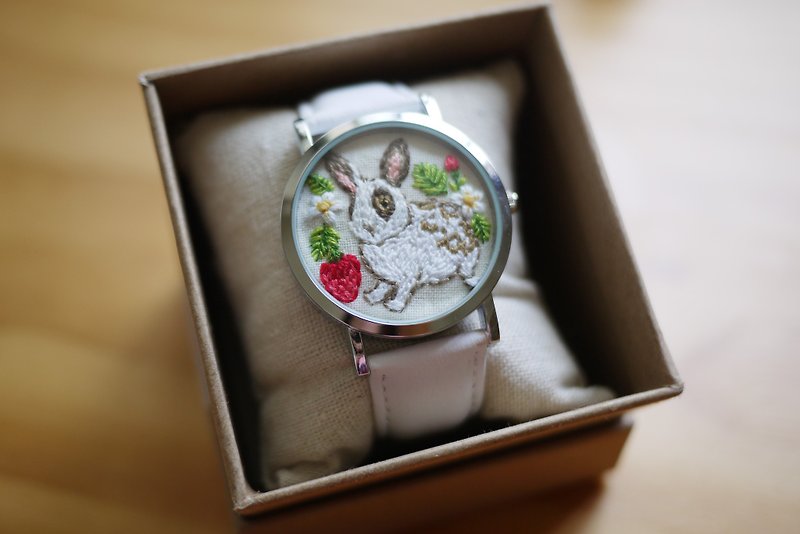 ご注文はうさぎの刺繍時計・アクセサリー（ご注文前にデザイナーにご確認くださいますようお願いいたします） - 腕時計 - 刺しゅう糸 ブルー