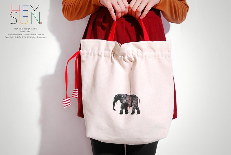 【M0190】HEY SUN獨立手作品牌‧被紅線纏繞的大象撞色設計縮口提袋 - トート・ハンドバッグ - その他の素材 ホワイト