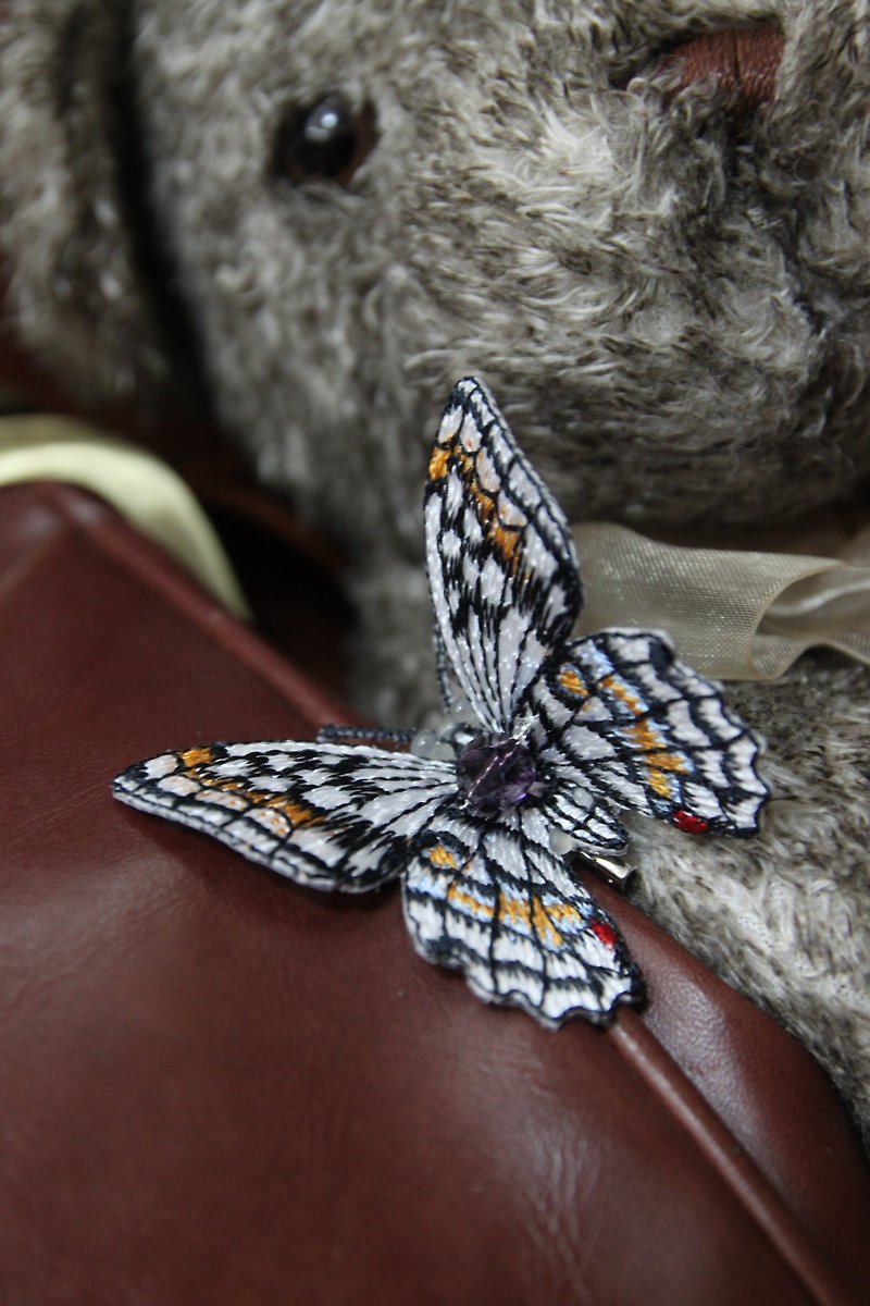 蝶の刺繍ピンと風の布蝶のバックルのピン - ブローチ - その他の素材 ホワイト