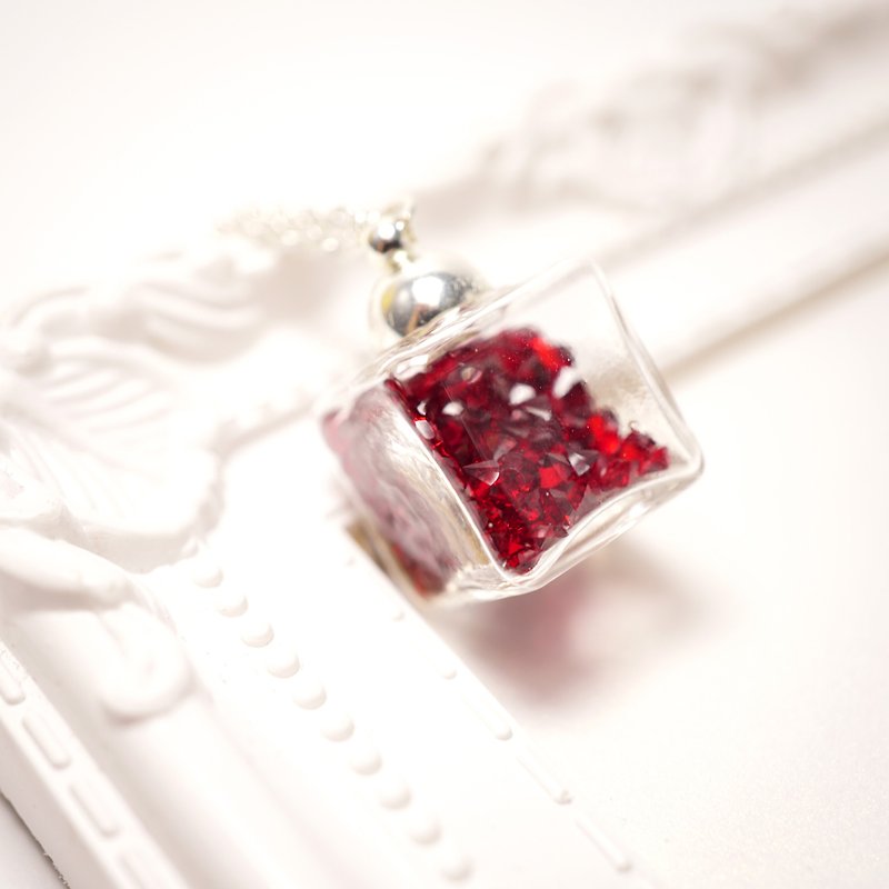 A Handmade Crimson Cube Glass Necklace - สร้อยติดคอ - แก้ว 