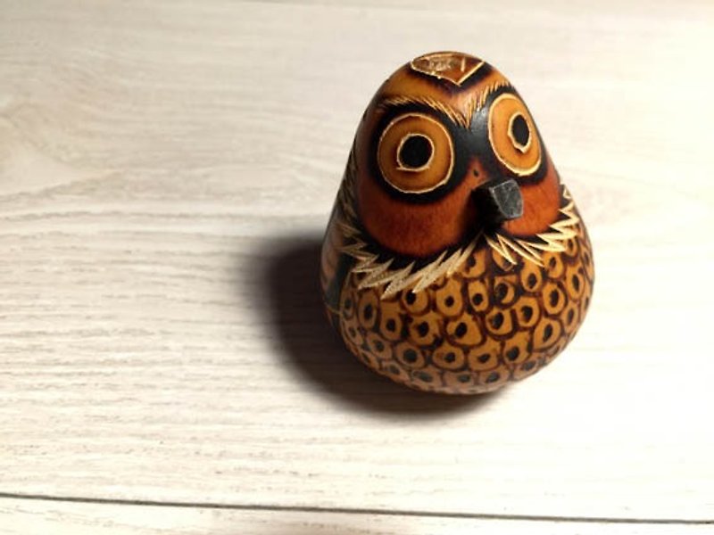 Peruvian natural fruit hand-carved owl decorations - ของวางตกแต่ง - วัสดุอื่นๆ สีทอง