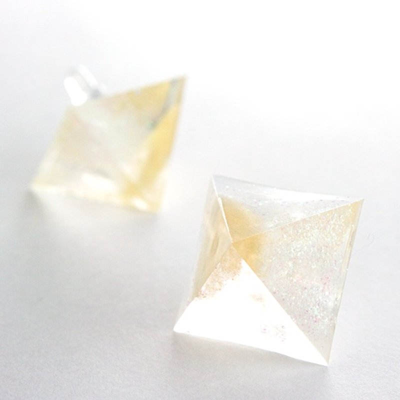 Pyramid earrings (phantom date) - ต่างหู - วัสดุอื่นๆ สีทอง