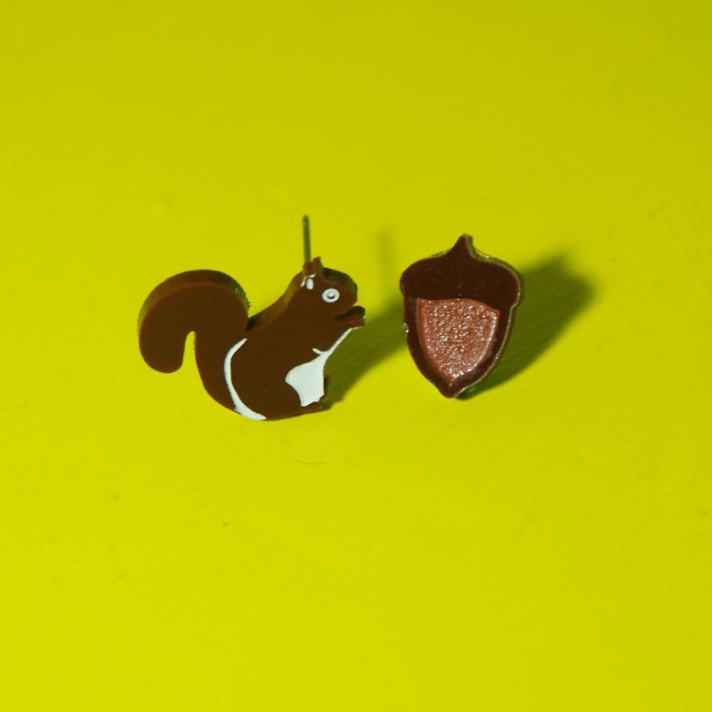 Little squirrel loves small pine cones/anti-allergic steel needle/can be changed to clip - Earrings & Clip-ons - Acrylic Brown