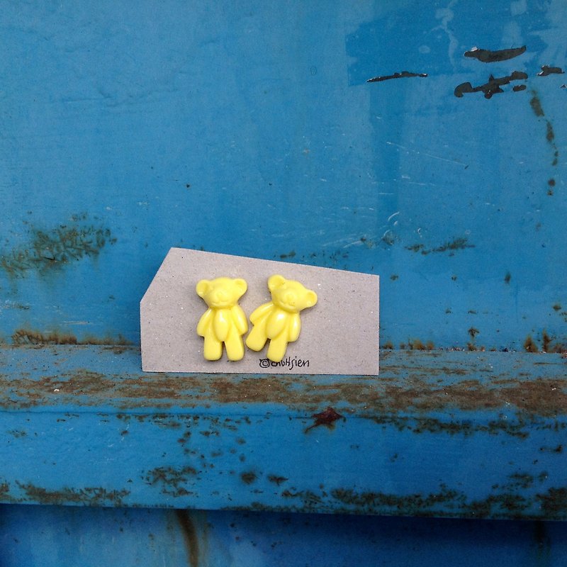 Banana Bear / Earrings Stainless Steel Ear Pins Huang Tongtong Meng Animal Friends Accompanying Semi Stereoscopic Bazaar - ต่างหู - พลาสติก สีเหลือง