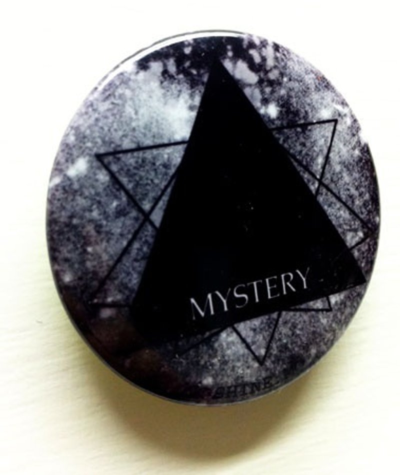 Shine.Mo三角系列胸章-黑MYSTERY神秘款 - 胸針 - 其他金屬 黑色