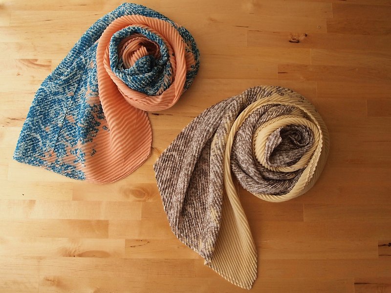 purin select shop 直條壓紋配色碎花絲巾 藍粉色 - ผ้าพันคอ - พลาสติก หลากหลายสี