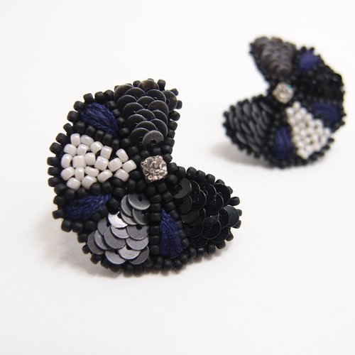 SHAO 花朵手工刺繡耳環 藍灰
