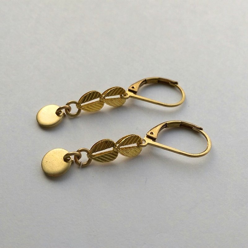 Boho chic earrings brass leaflets string - ต่างหู - เครื่องเพชรพลอย 