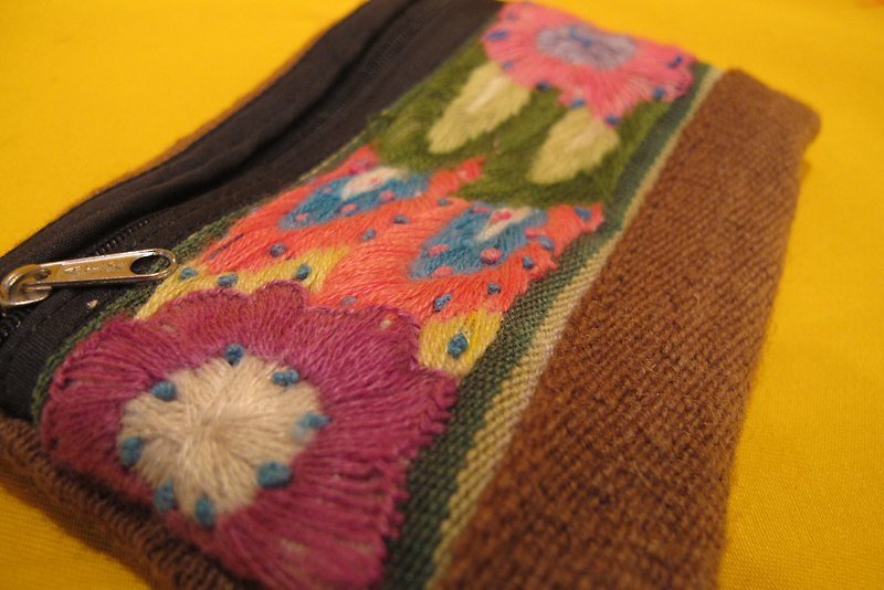 Alpaca woven stitching hand-embroidered rectangular bag-pink flower - อื่นๆ - วัสดุอื่นๆ หลากหลายสี