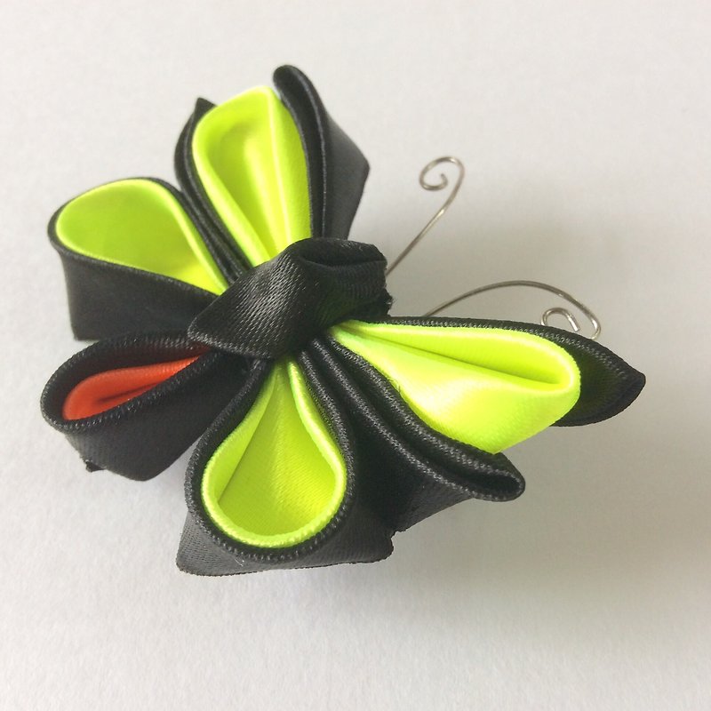 Kanzashi ribbons butterfly brooch（つまみ細工） - Brooches - Silk Black