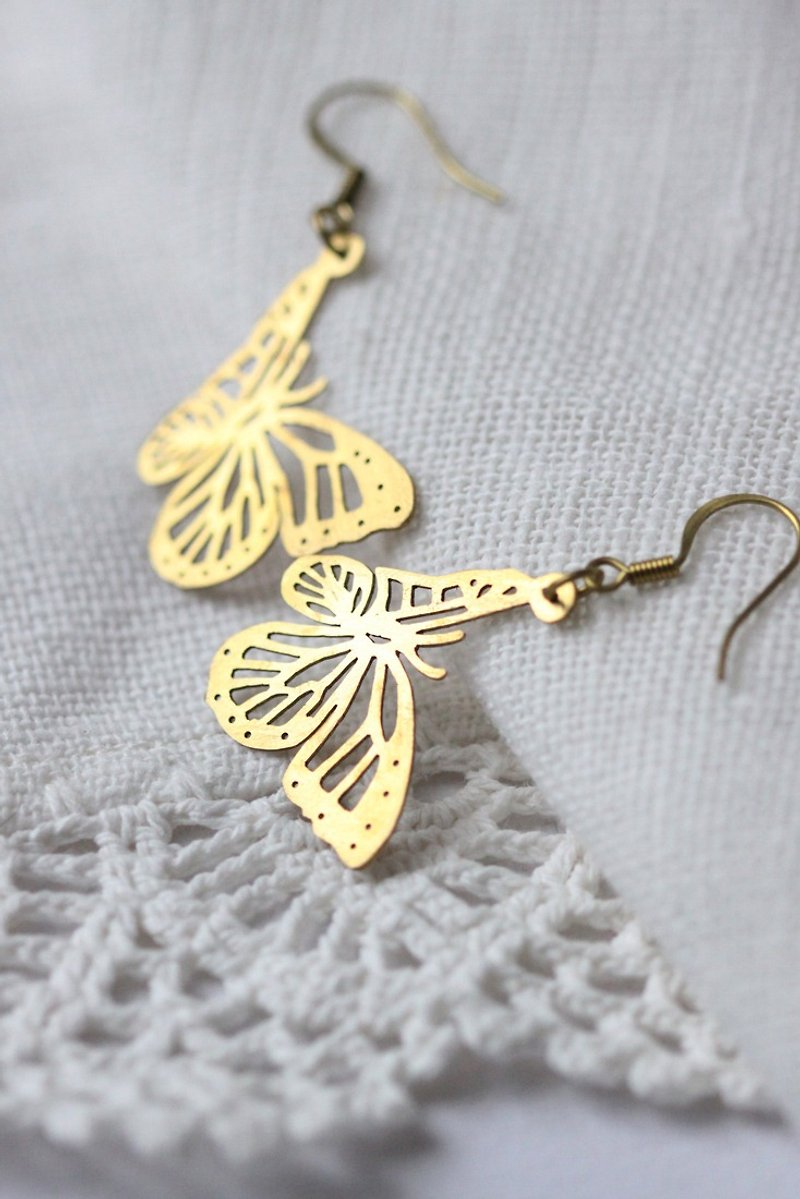 Butterfly stencil earrings in medium size by linen. - 耳環/耳夾 - 銅/黃銅 