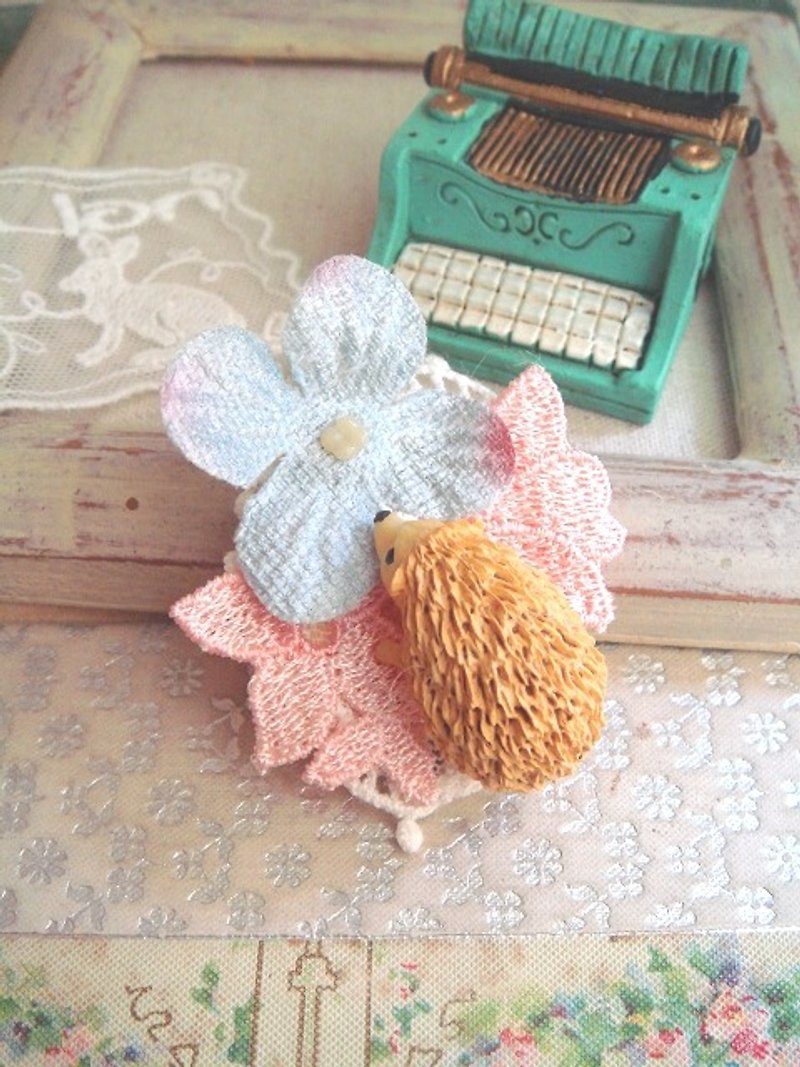Garohands forest of Japan hedgehog brooch pearl velvet feel hydrangea petals pink sky blue F040 gifts * Greece Department of Forestry - Brooches - Other Materials Multicolor