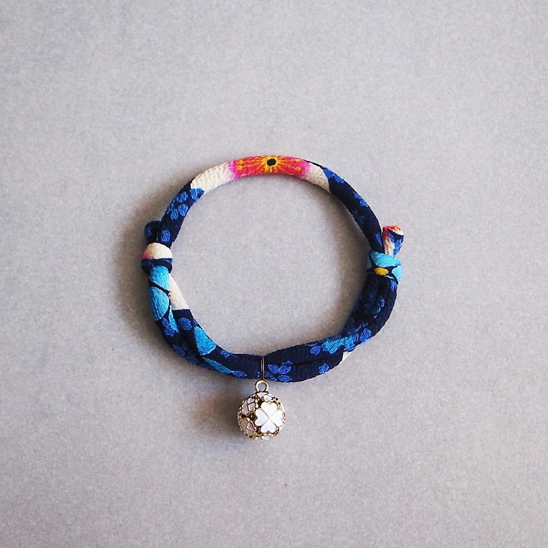 日本犬貓和布頸圈 項圈(可調式)--青紺櫻+白幸運草圓鈴(犬用40cm頸圍) - Collars & Leashes - Other Materials Blue